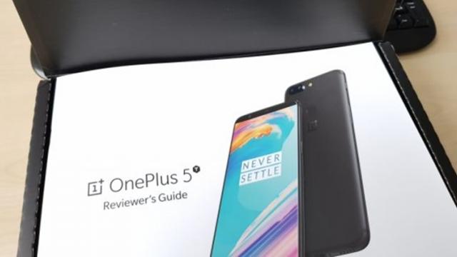 <b>OnePlus 5T este dezvăluit în totalitate cu doar câteva zile înainte de lansare; un unboxing este publicat timpuriu</b>Cu doar câteva zile înainte de lansarea oficială, OnePlus 5T este dezvăluit în totalitate de către publicația germană ZDNet.de care a dat din greșeală pe butonul de publicare a articolului aferent. Deși pagina cu pricina a fost ștearsă, au rămas