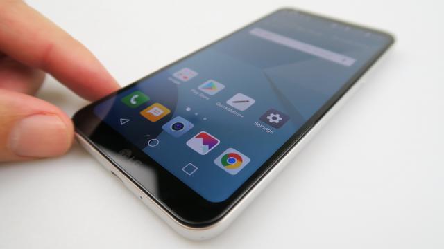 <b>LG Q6: Hardware bun, dar şi modest</b>LG Q6 are câteva plusuri clare la capitolul hardware, precum ecranul 18:9 Full HD+, dar şi combinaţia clasică de camere de 13 MP (spate) + 5 MP (selfie). Nu m-aş fi supărat să văd o cameră de 16 MP în spate şi una frontală de 8 MP, dar ne mulţumim cu ce..