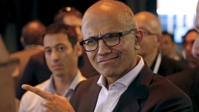 <b>Momentul acela când CEO-ul Microsoft face mişto de tine pentru că ai iPad</b>Orice ar face Satya Nadella, CEO-ul Microsoft nu se va compara vreodată cu colericul şi controversatul Steve Ballmer, predecesorul sau. Nadella pare totuşi a îi calca parţial pe urme, judecând după cea mai nouă declaraţie a sa. CEO-ul cu pasiune pentru..