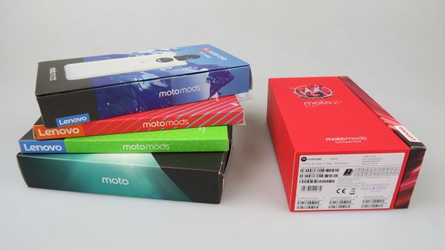 <b>Prezentare module Moto Mods pe Moto Z2 Play: Moto 360 Camera, Moto Turbo Power, Insta Share Projector şi Style Shells (Video)</b>În cazul smartphone-ului Moto Z2 Play ce a ajung la noi pentru recenzie am avut de realizat și extra teste, asta pentru că ne-au fost livrate alături câteva module tare interesante. Aceste accesorii se conectează rapid prin magneții de pe spate