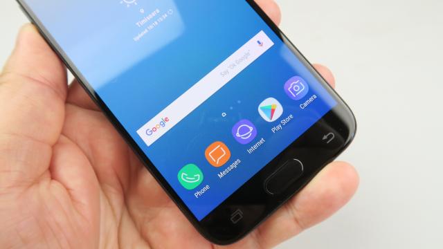 <b>Samsung Galaxy J5 (2017): Display destul de luminos, culorile sunt vedetele</b>Se întâmplă foarte rar ca o companie, chiar şi mare să ofere dotări la nivel de flagship pe telefoane midrange. Cu câţiva ani în urma panourile Super AMOLED erau doar pentru vedete, pentru flagship-uri, iar acum le vedem şi pe telefoane midrange..