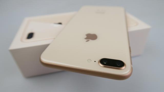 <b>Apple iPhone 8 Plus: Design de mamut, colos, gigant, dar unul bine clădit</b>De fiecare dată când am fost la un eveniment oficial la care se discută despre iPhone 8 Plus sau terminalul apărea în public, lumea se minuna cât de mare este. Au revenit glumele cu paleta de ping pong, de pe vremea când Samsung făcea telefoane Note..