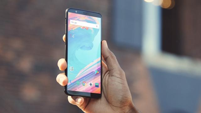 <b>Preț și disponibilitate OnePlus 5T în România</b>Pe final de an a debutat și smartphone-ul OnePlus 5T, unul dintre cele mai accesibile flagship-uri echipate cu procesor Qualcomm Snapdragon 835. Produsul de față sosește în variante cu 6 sau 8 GB de RAM și printre dotările sale mai avem