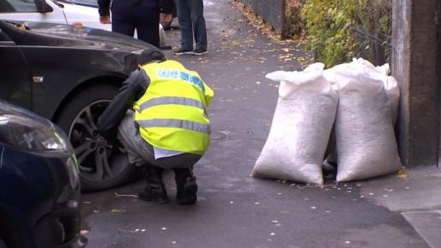 <b>10 milioane de cartele SIM au fost descoperite în spatele unui bloc din Bucureşti; Avem o teorie</b>Ne luăm puțin ochii de la știrile din afară și ne concentrăm puțin pe un subiect de pe plan local, chiar din București. Astăzi aflăm că în capitala României au fost descoperite nici mai mult nici mai puțin de 10 milioane de cartele SIM în spatele 