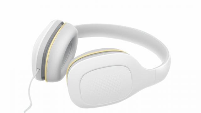 <b>Headset-ul audio Xiaomi Relax se vinde pentru doar 36.99 dolari la TomTop; căști cu design simplist și calitate premium</b>Printre numeroasele oferte de Black Friday propuse de către TomTop.com am găsit astăzi și headset-ul audio numit Xiaomi Relax - produs ce se vinde pentru suma de 36.99 dolari. Căștile se remarcă prin design-ul simplist și prin calitatea