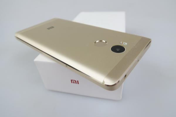 Xiaomi Redmi 4 Unboxing: compact, dar puternic, un telefon cu pedigree