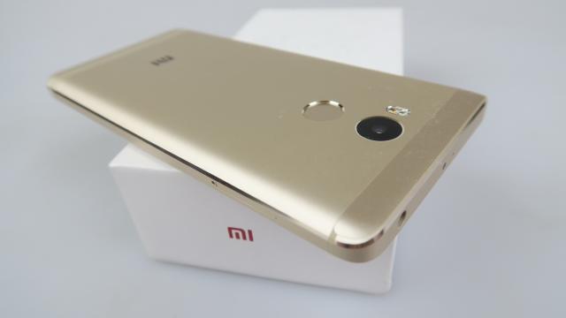 <b>Xiaomi Redmi 4 Unboxing: compact, dar puternic, un telefon cu pedigree</b>Am testat recent Xiaomi Redmi Note 4X şi am fost tare mulţumiţi de bateria să, iar acum e rândul unui model Xiaomi ceva mai compact, Redmi 4. Terminalul are un ecran de 5 inch şi dotări midrange bune, iar el este cunoscut în unele zone ale globului şi..