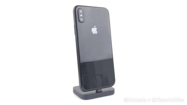 <b>Cea mai realistă machetă de iPhone 8 primește un clip video hands-on! Iată design-ul aproape final al produsului!</b>Acum câteva zile atât @OnLeaks, cât și designer-ul Benjamin Gesking ne prezentau două machete foarte realiste pentru iPhone 8, mockup-uri ce au rolul de a dezvălui design-ul și dimensiunile pe care produsul final îl va adopta. Astăzi vedem un 