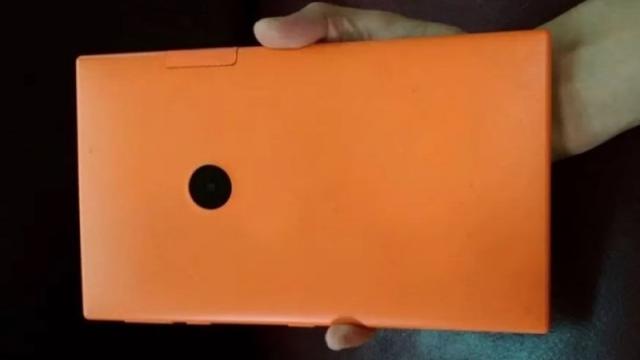 <b>Încă un terminal Nokia anulat apare în fotografii; Nokia Mercury este o tabletă din epoca Microsoft, cu Windows 8 la bord</b>În atenția noastră ajung astăzi și o serie de fotografii ale unui terminal anulat din arhiva Nokia și anume tableta Nokia Mercury ce ar fi trebuit să debuteze în perioada Microsoft cu sistemul de operare Windows 8 la bord. Acest model pare a fi un soi