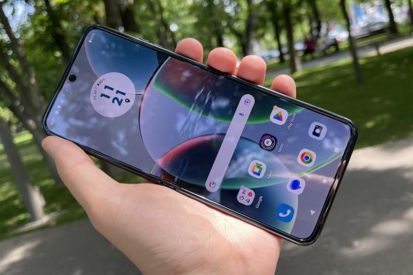 Motorola RAZR 40: Software-ul familiar Moto îmbogățit cu funcții de pliabil utile