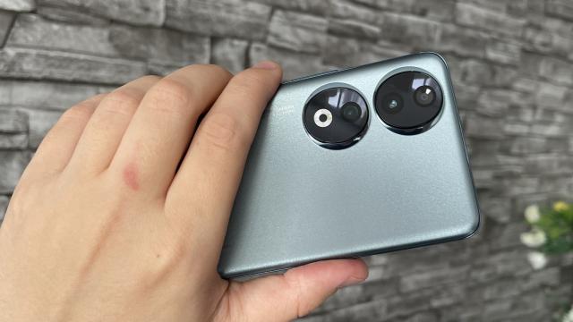 <b>Honor 90: Hardware calibrat pe nevoile călătorilor, gamerilor</b>Honor 90 vine cu un hardware upgradat într-un mod mai relevant decât a avut Honor 80 de la Honor 70. Poate de aceea am şi sărit în Europa de la Honor 70 la 90. Avem de-a face cu un ecran AMOLED de 6.7 inch, un pic mai mare decât cel de 6.67 inch