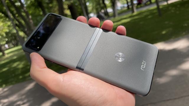 <b>Motorola RAZR 40 review detaliat în limba română (Evaluare Mobilissimo)</b>Cel mai nou smartphone pliabil ajuns pe masa de teste Mobilissimo este și modelul cu cel mai mic preț din rândul pliabilelor noi lansate. Vorbim desigur despre Motorola RAZR 40 - varianta mid-range a lui RAZR 40 Ultra care păstrează