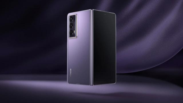 <b>Noul telefon pliabil Honor Magic V2 va sosi în Europa mai rapid decât Magic Vs</b>Honor a lansat în China cel mai nou telefon pliabil din portofoliul său. E vorba despre modelul Magic V2, terminal ce a sosit alături de tableta Honor MagicPad 13 și smartwatch-ul Honor Watch 4. CEO-ul companiei, George Zhao, susține că noul smartphone