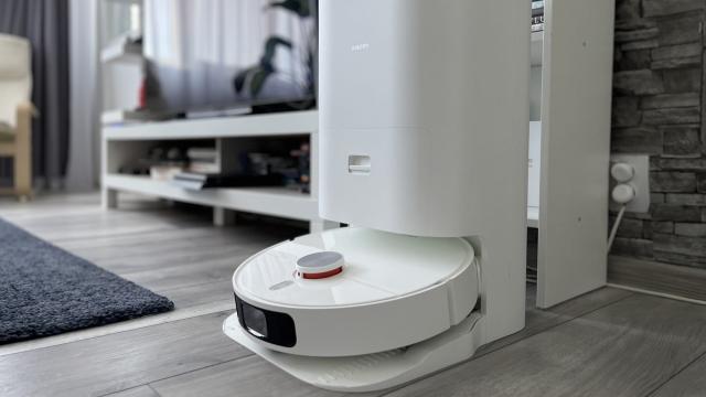 <b>Xiaomi Robot Vacuum X10+ Review: Robotul de aspirare pe care îl vei primi cu brațele deschise în casa ta, cu stație de golire inclusă pentru și mai multă flexibilitate</b>Xiaomi își actualizează constant portofoliul de aspiratoare robot iar printre cele mai noi modele disponibile îl avem și pe Xiaomi Robot Vacuum X10+, un model din zona flagship care se livrează alături de o stație de colectare praf/apă 