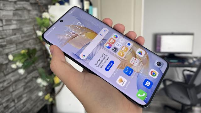 <b>Honor 90: Benchmark-uri perfect adaptate cerinţelor vremii</b>Privind puterea de calcul a acestui telefon, acesta se bazează pe procesorul Qualcomm Snapdragon 7 Gen 1 (Accelerated Edition) și GPU Adreno 644. Această combinație este suficientă pentru a propulsa Honor 90 peste realme 11 Pro+ în benchmarkul AnTuTu 9