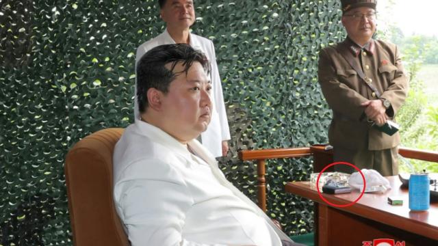 <b>Ce telefon pliabil foloseşte dictatorul nord-coreean Kim Jong Un? A fost fotografiat cu un “Flip” misterios</b>Fascinaţia pentru personajele negative nu se va opri prea curând, iar despoţii şi dictatorii sunt favoriţi pentru o asemenea faimă. De aceea toată lumea se întreabă ce model de telefon pliabil e cel cu care s-a afişat recent Kim Jong Un

