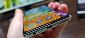 Samsung Galaxy A52 5G: Display mai mult decât satisfăcător la filme şi jocuri