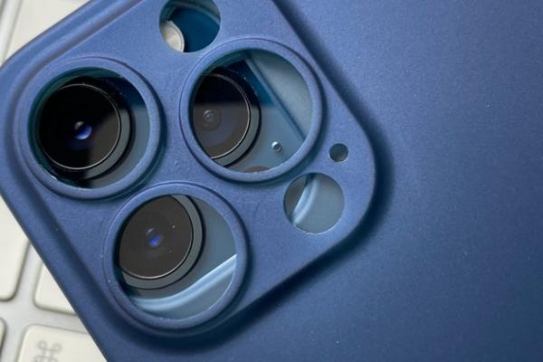 Cvartetul iPhone 13 ni se prezintă sub formă de machete în noi fotografii; Husele de iPhone 12 nu se potrivesc aici