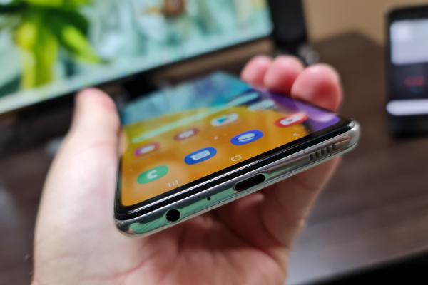 Samsung Galaxy A52 5G: Display mai mult decât satisfăcător la filme şi jocuri