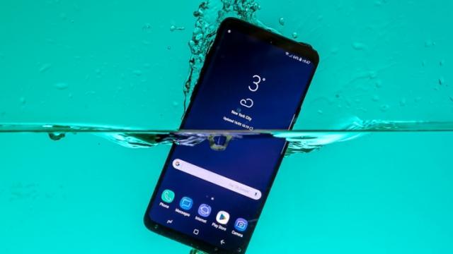 <b>Vrei să verifici dacă telefonul tău mai este rezistent la apă? Acum există o aplicație</b>În 2021 o mulțime de producători oferă rezistență la apă pentru smartphone-urile lor. Samsung a inclus în acest an pentru prima dată protecție IP67 pe terminalele sale din seria Galaxy A. Este vorba în principal despre Galaxy A52 și A72
