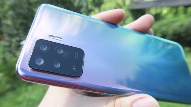 <b>Oppo Reno5 Lite: Construcție solidă, design tineresc cu un gradient interesant în spate</b>Știm deja că Oppo este focusat pe designul și construcția terminalelor sale. Reno5 Lite se poate defini prin eleganță, chiar dacă panoul din spate este construit din plastic. Varianta pe care am primit-o se numește Fantastic Purple. Gradientul de pe spate