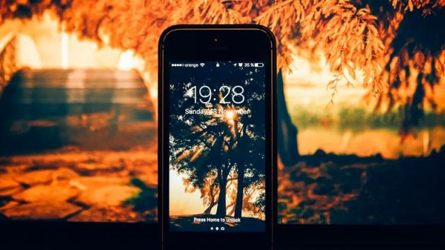 <b>Cele mai frumoase wallpaper-uri de toamnă vin de la fotograful Dragoş Asaftei; Opere de artă pentru fundalul telefonului tău</b>Dacă fotografia vă pasionează, atunci cu siguranță ați auzit și de fotograful Dragoș Asaftei, un tânăr ale cărui imagini reușesc să ne impresioneze plăcut de fiecare dată. Astăzi aruncăm o privire asupra unui pachet de wallpaper-uri de toamnă realizate de