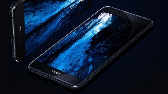<b>Huawei Honor 8 se lansează  în România chiar mâine; deja disponibil pe cale oficială în magazine</b>La începutul lunii octombrie vă informam despre faptul că smartphone-ul Huawei Honor 8 a ajuns și pe cale oficială în România, o variantă mai arătoasă a lui P9 dacă vreți o comparație. Acesta ne aduce o cameră foto duală la pachet și vine alături de 