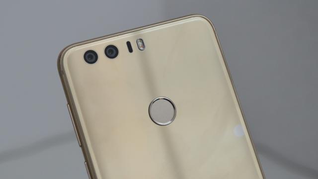 <b>Huawei Honor 8 este anunțat oficial în România; vine cu 4 GB RAM și cameră duală de 12 mpx</b>În cadrul unui eveniment de presă ce a avut loc astăzi în București la Studio Bărăgan, Huawei România a anunțat lansarea smartphone-ului Honor 8 - terminal ce beneficiază de o cameră duală de 12 megapixeli exact ca Huawei P9, dar și de un scanner de