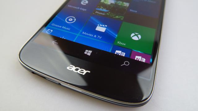 <b>Acer Liquid Jade Primo Review</b>Mobilissimo.ro realizează recenzia lui Acer Liquid Jade Primo, telefon Windows 10 Mobile cu dotări midrange şi Dock la pachet. Costă 649 dolari un bundle, ce include şi tastatură, mouse şi husă, iar docul transformă telefonul în înlocuitor de PC..