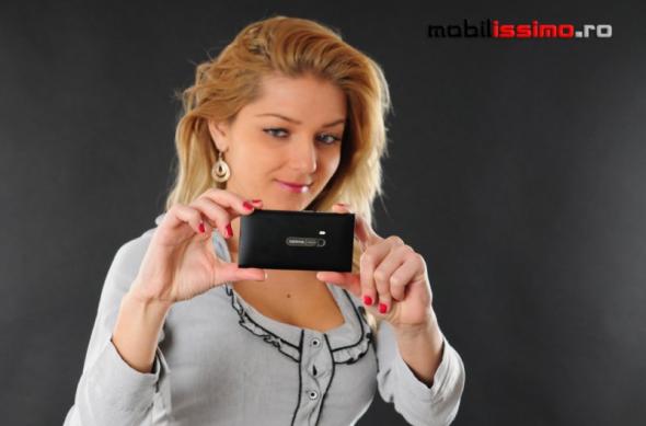 Nokia N9 În mâna unei Mobigirl blonde și inocente, un pictorial tomnatic: mobigirl_adriana_patruica_mobilissimo_ro_08.jpg