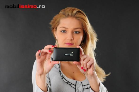 Nokia N9 În mâna unei Mobigirl blonde și inocente, un pictorial tomnatic: mobigirl_adriana_patruica_mobilissimo_ro_10.jpg