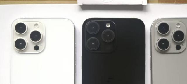 iPhone 16 Pro Max își prezintă variantele de culoare în varianta machetă; alb, negru și gri