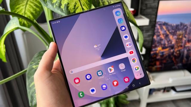 <b>Samsung Galaxy Z Fold6: OS, UI, aplicaţii acum mai deştepte, pentru creativitate şi productivitate</b>Samsung Galaxy Z Fold6 rulează cel mai nou One UI, One UI 6.1.1, aplicat peste Android 14. Aduce noutăţi legate de Galaxy AI şi vine la pachet cu promisiunea a 7 ani de actualizări Android. Experienţa în mare nu se schimbă de la Z Fold5 şi Galaxy S24