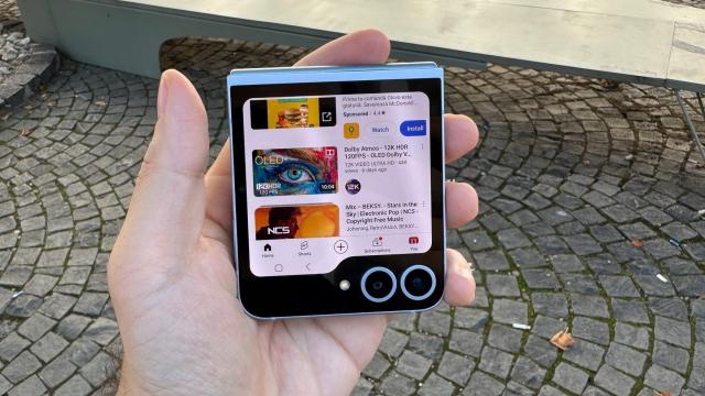 <b>Samsung Galaxy Z Flip6: Display-urile rămân similare predecesorului, la diagonală și luminozitate</b>Pe hârtie display-urile lui Samsung Galaxy Z Flip6 rămân neschimbate, mai ales cel extern care rămâne la 3.4 inch, acolo unde până și rivali de sub 4000 lei precum RAZR 50 urcă serios 