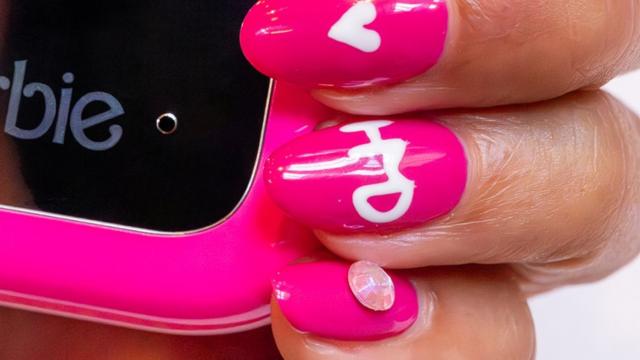 <b>Telefonul Barbie HMD va debuta oficial pe 28 august; Ce ştim despre produs?</b>HMD ne tot oferă teasere pentru un telefon Barbie încă de la început de an 2024. A fost chiar şi o prezentare pe la MWC 2024 şi acum suntem în sfârşit gata de lansare, la un an distanţă