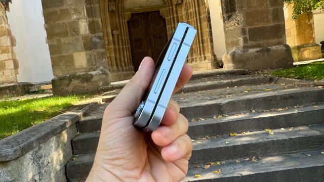 <b>Samsung Galaxy Z Flip6: O baterie mai mare = upgrade la playback video, dar nu și la capitolul încărcare</b>Upgrade-uri se petrec și la capitolul baterie, dar nu la încărcare precum și-ar fi dorit cu toții, ci la capacitate. Astfel, acolo unde modelul Galaxy Z Flip5 sosea cu o unitate de 3700 mAh, iată că acum Galaxy Z Flip6 urcă la 4000 mAh