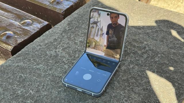 <b>Samsung Galaxy Z Flip6, camera: Captură video optimizată cu mod Camcorder; Teste și rezultate în diverse medii</b>Samsung Galaxy Z Flip6 aduce un upgrade de camera principală de la Z Flip5, trecând la un senzor principal nou, unul de 50 de megapixeli în loc de 12 MP. Am pus cameră la treabă la Artmania Festival 2024, la Sibiu. 