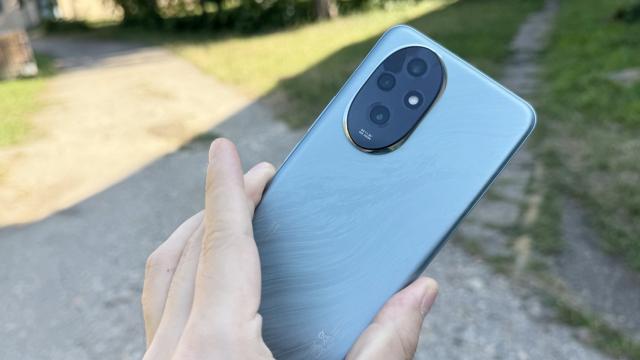 <b>HONOR 200 review detaliat în limba română (Evaluare Mobilissimo)</b>HONOR a lansat la Paris la început de vară telefoanele din seria 200. HONOR 200 şi HONOR 200 Pro mizează pe portrete artistice, realizate cu aportul studioului francez Harcourt. Acolo s-au realizat portrete ale unor nume uriaşe precum Zinedine Zidane