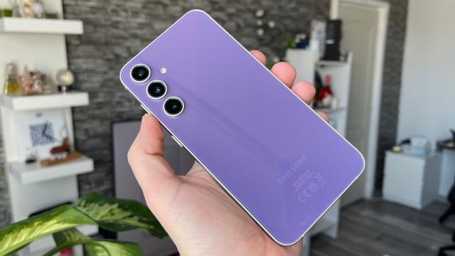 <b>Galaxy S24 FE e real! Smartphone-ul se pregătește de debut, existența sa a fost confirmată recent</b>A devenit oarecum o „tradiție” ca Samsung să lanseze anual un nou model FE (Fan Edition). După un Galaxy S23 FE lansat târziu anul trecut, pare că ne pregătim de debutul lui Galaxy S24 FE. Leak-uri legate de acest smartphone au apărut pe web încă de acum 