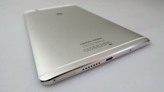 <b>Huawei MediaPad M3 Review</b>Mobilissimo.ro realizează recenzia tabletei Huawei MediaPad M3, model cu ecran de 8.4 inch şi corp unibody metalic. Terminalul costă 350 de euro în varianta de 32 GB WiFi şi vine cu rezoluţie  de 2560 x 1600 pixeli, dar şi un puternic procesor Kirin 950..