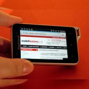 Review Sony Ericsson Xperia Active - telefon de luat la piscină, pe munte, la mare și În pădure (Video)