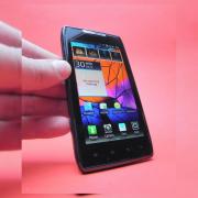 Review Motorola Droid RAZR - cel mai subțire smartphone disponibil, un pic de kevlar și un Android strălucitor (Video)
