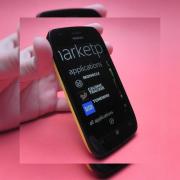 Review Nokia Lumia 710 - telefon tineresc cu funcții de socializare, captură video bună și carcasă din plastic mediocră (Video)