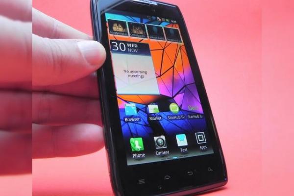 Review Motorola Droid RAZR - cel mai subțire smartphone disponibil, un pic de kevlar și un Android strălucitor (Video)