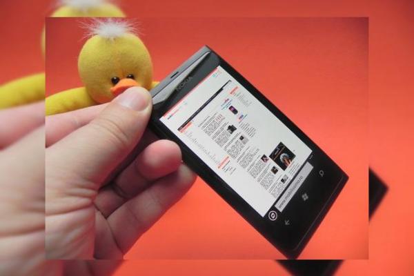 Review Nokia Lumia 800 - Design de Nokia N9, Mango cu soluții GPS noi și succes prematur (Video)