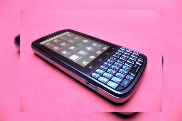 Review Motorola Pro - BlackBerry la jumătate de preț și cu pretenții Înjumătățite (Video)