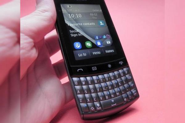 Review Nokia Asha 303 - preț accesibil, Angry Birds, QWERTY și touch laolaltă (Video)