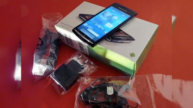 <b>Sony Ericsson Xperia Arc S Unboxing - urmașul telefonului curbat, acum mai puternic (Video)</b>Sony Ericsson Xperia Arc S reprezintă un upgrade hardware pentru Xperia Arc, terminalul cu design curbat al cărui review vi l-am prezentat cu câteva luni în urmă. Noul terminal vine cu obișnuita cutie verde, pe care am văzut-o și la Xperia Play...