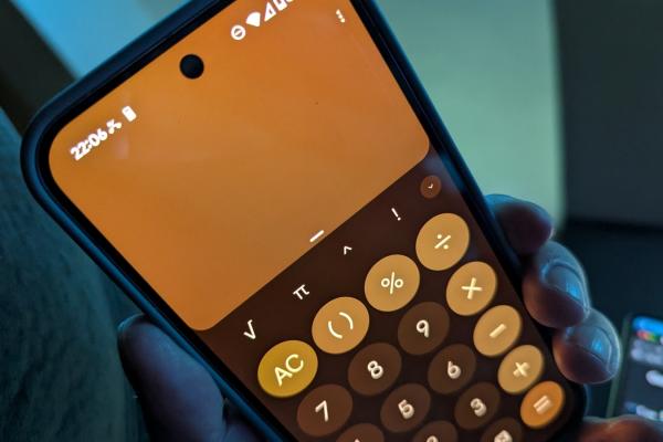 Google Calculator 9.0 primește un redesign complet în stil Material 3 Expressive; dispar butoanele științifice vizibile