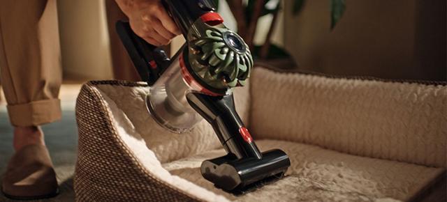 Dyson lansează un aspirator fără fir, puternic: V8 Cyclone, cu captură record de praf